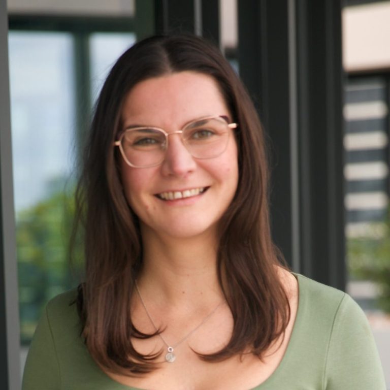 Dr Leanne Harper. A female clinical psychologist and therapist for professional women.